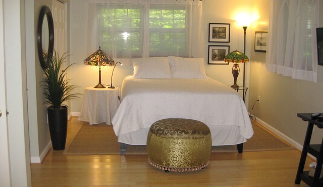 Comfortable. Spacious. Quiet. 3 miles from Dulles Airport.