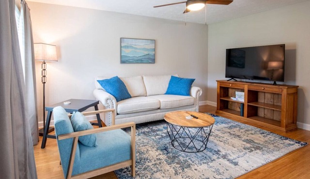 Comfortable & spacious-Walk to Fraternity Row!