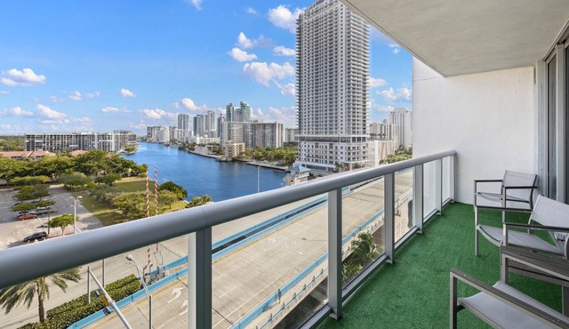 Comfortable Studio Apt., Great Views, NEAR BEACH.