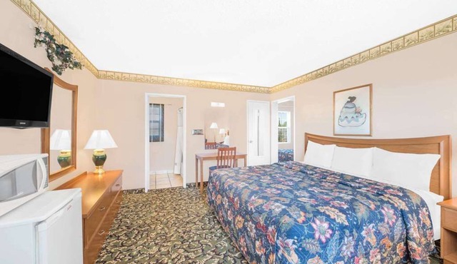Comfortable Stay Close to West of the Pecos Museum! Free Breakfast Included!