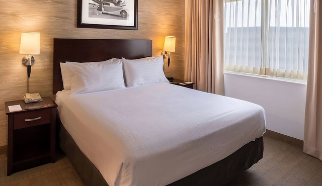 Comfortable Stay, Convenient Location! With Complimentary Airport Shuttle!