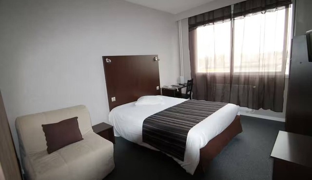 Comfortable Stay with Cozy Rooms and Proximity to Olympic Park, Free Parking