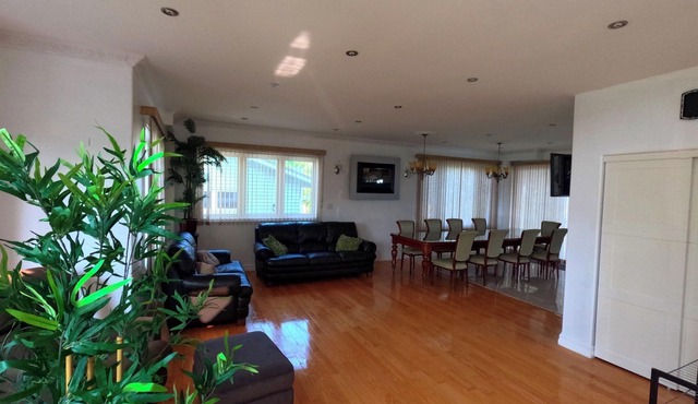 Comfortable stay in a large home on the shores of Lake Erie