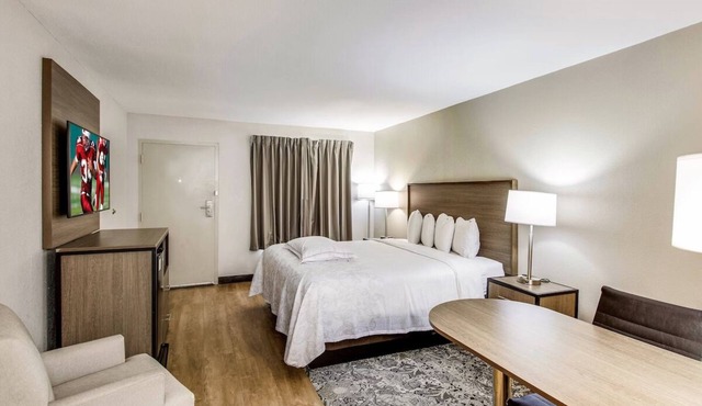 Comfortable Stay Near Addison Circle Park - Couple Stay w/Pool Access