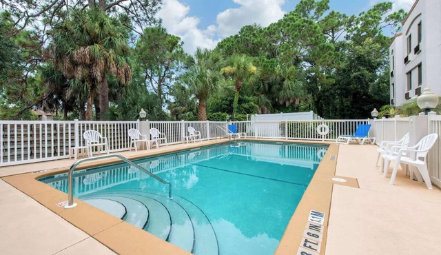 Comfortable Stay w/1 King Bed Minutes from The Ringling Museum and Attractions