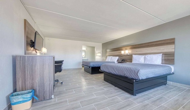 Comfortable Stay w/Free Breakfast, Pool, Near McCreary Museum & Trails