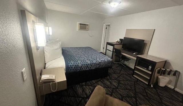 Comfortable Stay w/King Bed – Near Shopping & Dining Spots