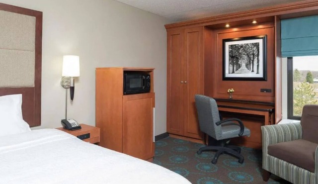 Comfortable Stay w/Onsite Parking & Free Hot Breakfast, Perfect for UM Visits