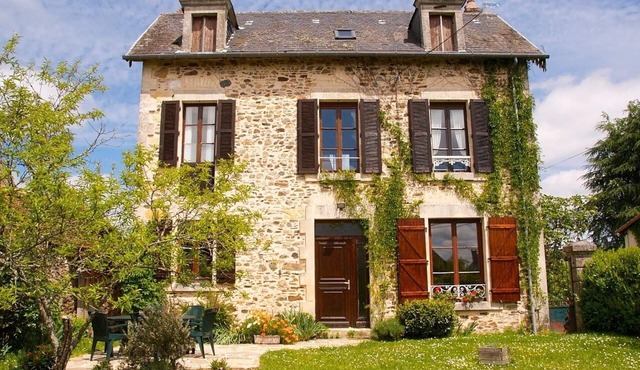 Comfortable stone 4-bedroom country house with large 6m x 6 m family room