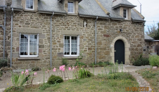 Comfortable stone house with large garden -Sea view- Plage du Pont-3 Bedrooms