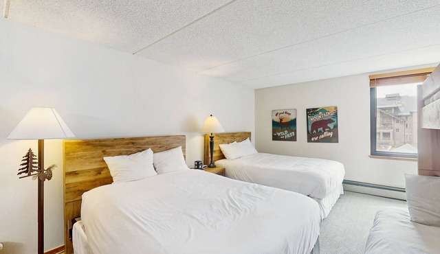 Comfortable studio w/a minifridge & shared hot tub - walk to the lift