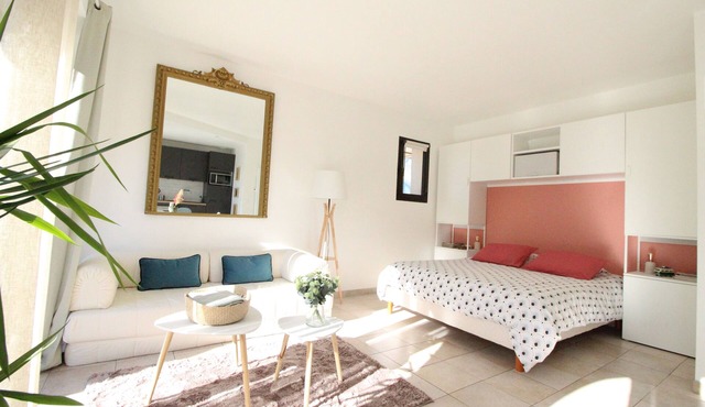 Comfortable studio (30m2) with pool and garden