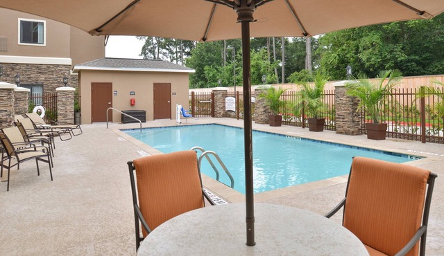 Comfortable Studio Suite in Tomball | Shared Outdoor Pool + 24h Business Center