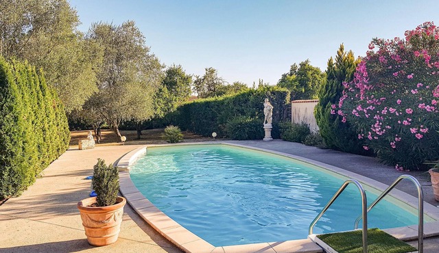 Comfortable studio with private pool for activities in the area.