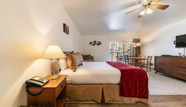 Comfortable Studio w/Kitchen 2nd Floor #213 at Donner Lake Village