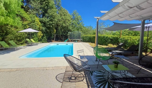 Comfortable studio with garden, swimming pool,. Ideal for visiting/providing the region