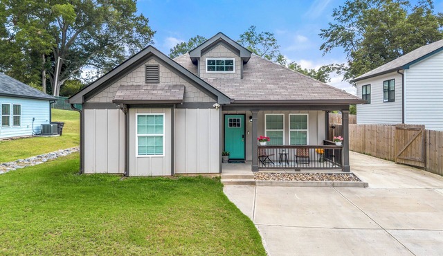 Comfortable & Stylish New House - 10min to LakePoint!