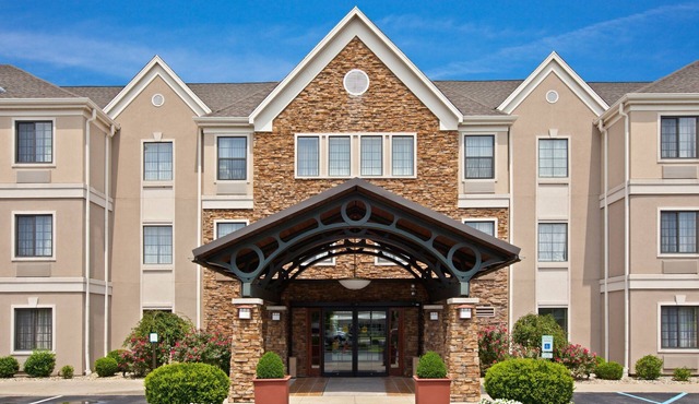 Comfortable Suite! Free Breakfast Buffet + Shared Outdoor Pool. Close to Ford Motor Company!