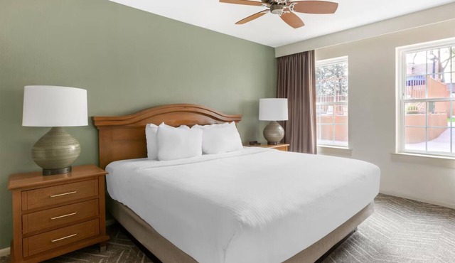 Comfortable Suite Ideal for Exploring Downtown Santa Fe – Walkable Locale