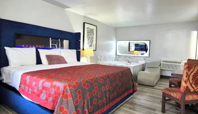 Comfortable Suite w/Jacuzzi & Free Parking – Ideal Couple’s Retreat