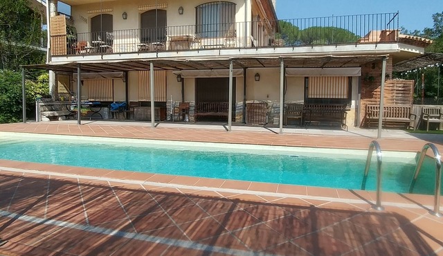 Comfortable sunny house, swimming pool, garden, parking, great views wifi sat