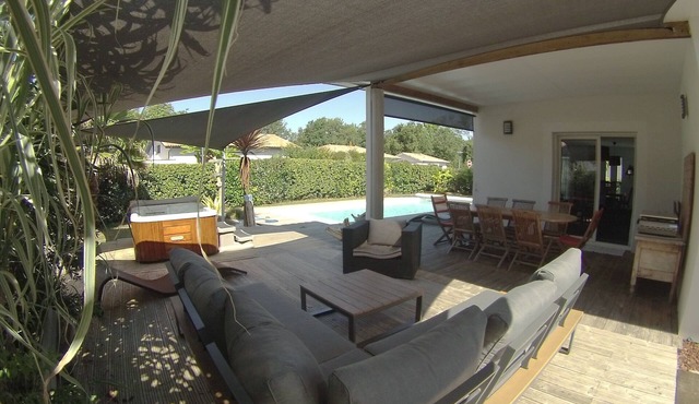 Comfortable swimming pool/Jacuzzi house Bordering Seignosse