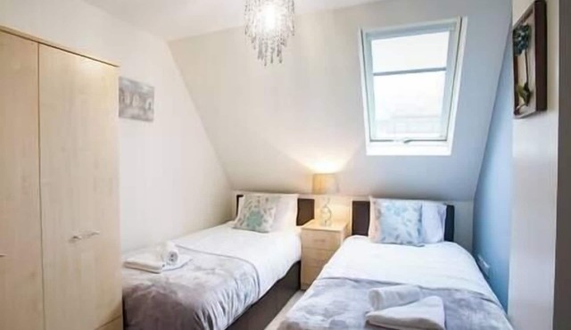 Comfortable Swindon 3 bedroom Town Centre Apartment with en-suite, FREE Parking