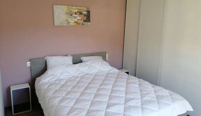 Comfortable T2 elevator private parking air conditioning wifi 300 m from the spa