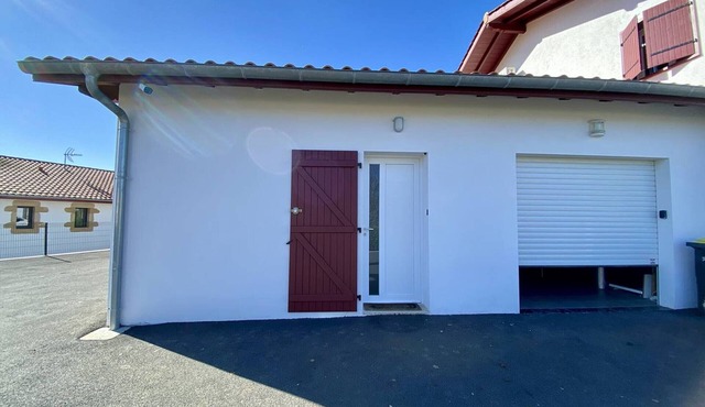 Comfortable T1 Bis in Itxassou with Garden, Pets Allowed