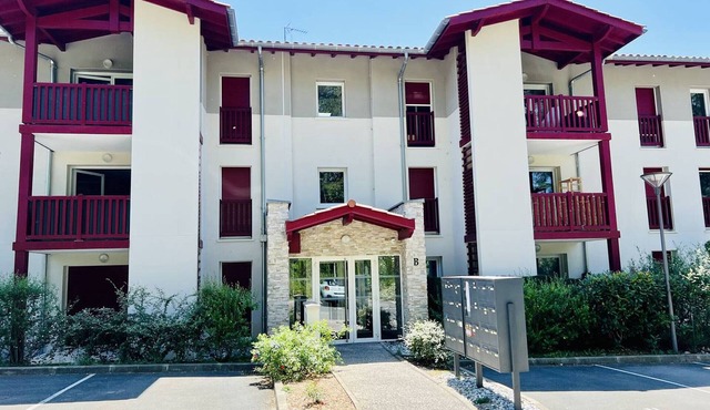 Comfortable T2, 4 people, Terrace, Private parking in Hasparren