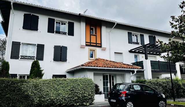 Comfortable T2 in Cambo-Les-Bains with Terrace and Parking