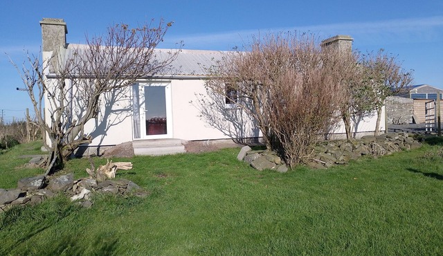 Comfortable three bedroom bungalow located in Orkney Islands complete with emus.
