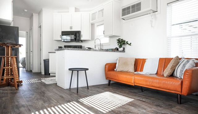 Comfortable Tiny Home in RV Park. Near Bastrop & Austin