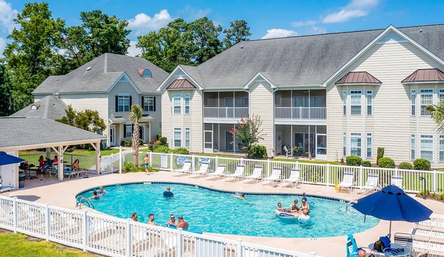 Comfortable townhome with loft, shared pool, WiFi, AC, & W/D - near beach & golf