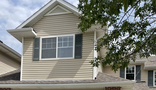 Comfortable townhome close to many amenities and restaurants