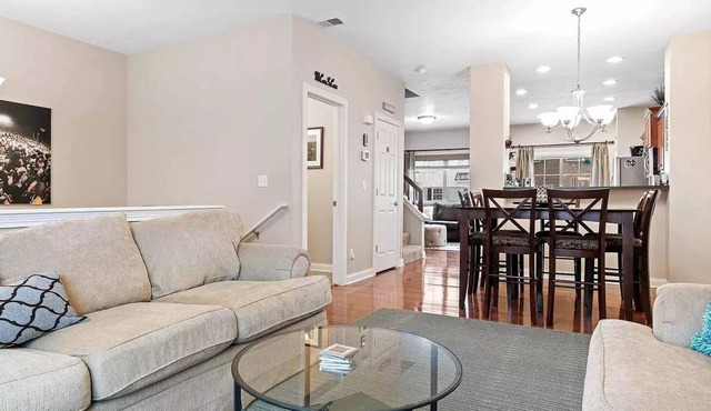 Comfortable Townhouse - Short Stroll to Notre Dame