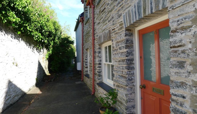 COMFORTABLE, TRANQUIL, HOUSE ON RIVER TEIFI LARGE GARDEN, CENTRAL, FREE PARKING