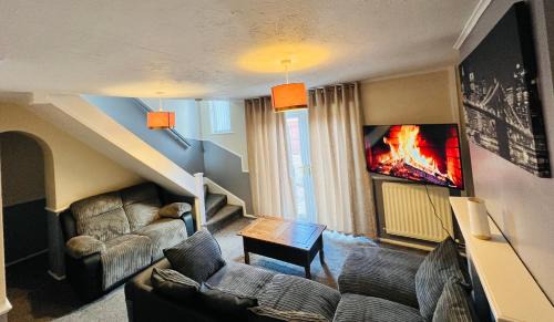 Comfortable Two Bedrooms House DL5 with Garden Parking and Free WiFi