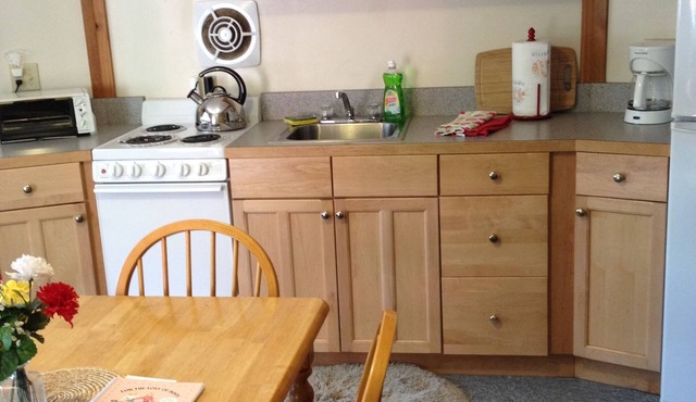Comfortable Two Bedroom Apartment in Bar Harbor, ME. Free Parking. Dogs Welcome!