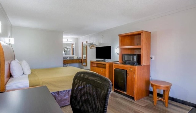 Comfortable Two-Room Stay for Leisure or Work near Attractions with Free Parking