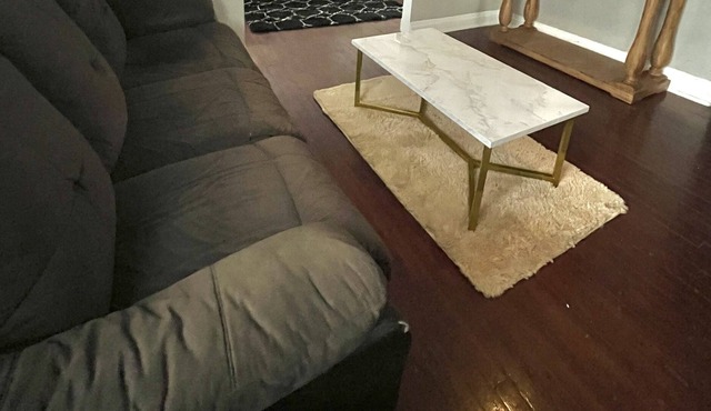 Comfortable Unit, Amazing Suburb. Only 5 min walk to train stop heading Downtown