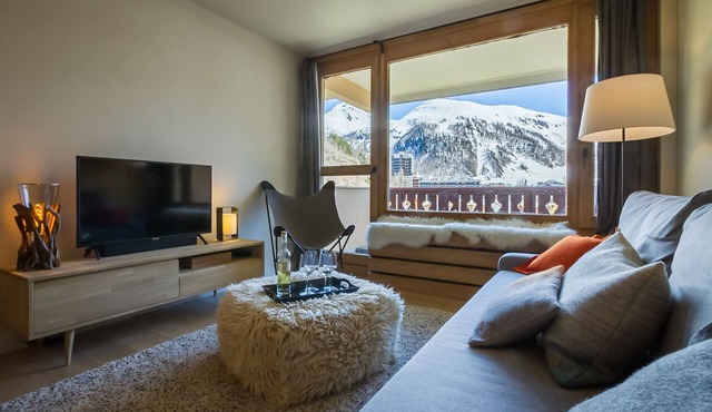 Comfortable, upscale, quiet and beautiful views! With covered parking