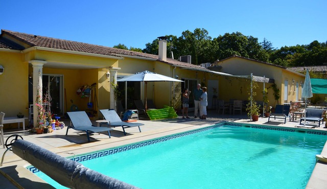 Comfortable villa, heated pool in a quiet area, excluding subdivision