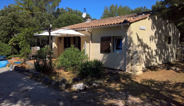 Comfortable vacation home with large garden, ideal for tall people.