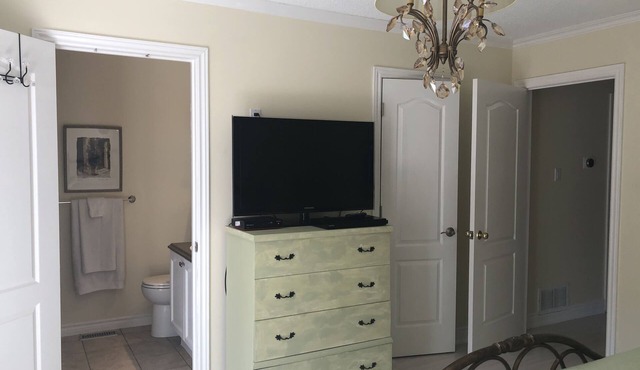 Comfortable Vacation Getaway in Innisfil Ontario.