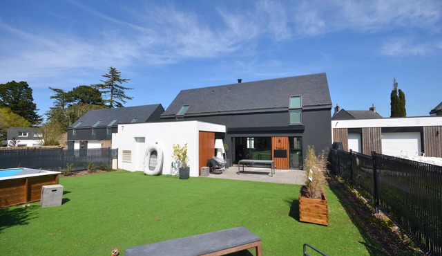 Comfortable villa 3 minutes' walk from the beach, restaurants and shops