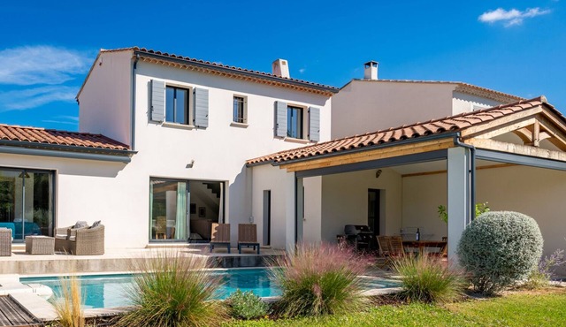 Comfortable Villa for 6, with pool and views and easy walking distance to Oppede