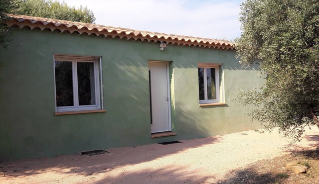 Comfortable villa in the heart of the Bandolais vineyards with private access and parking.