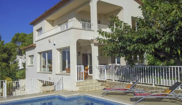 Comfortable villa in Punta Montgó with spectacular views, pool and garden