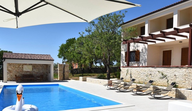 Comfortable villa with a panoramic view and private pool, near Zadar